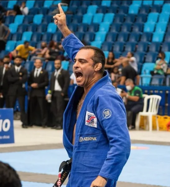 FORTUNE FAVOURS THE BRAVE.
Encerramos 2021 com essa vitória na Rolls Gracie da @fjjrio_oficial .