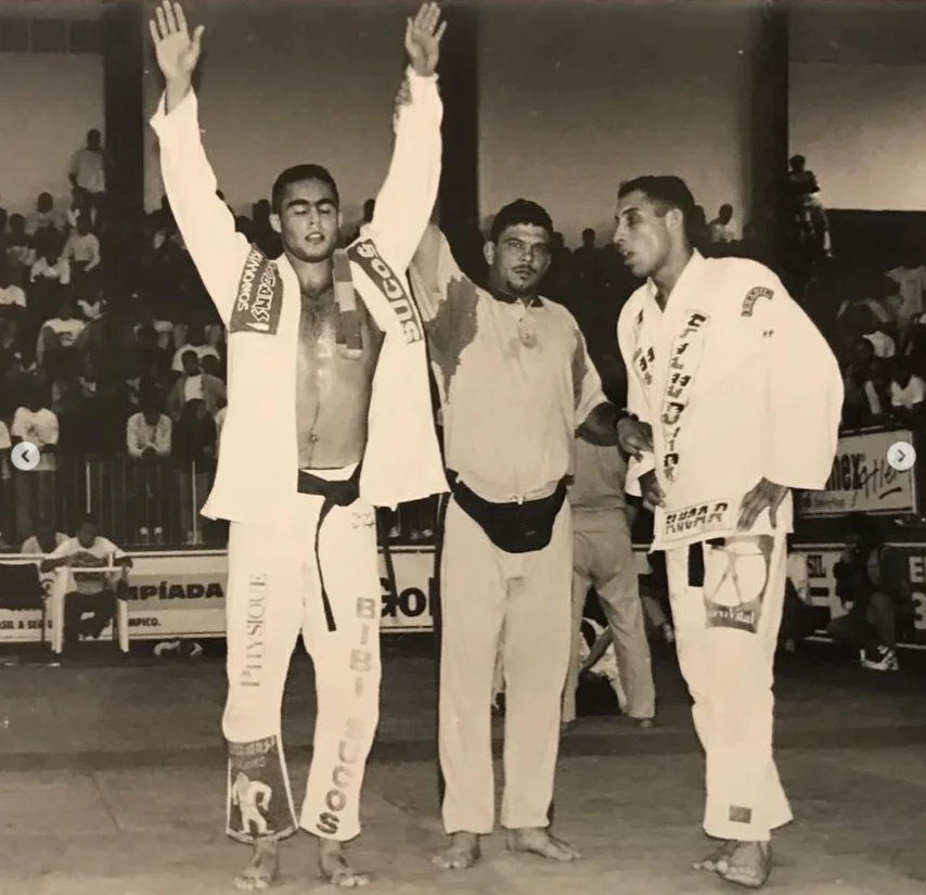 De volta ao Brasileiro de 1995 da @cbjjoficial na Universidade Gama Filho! Minha última guerra contra a Fera Juquinha Brites no Peso Leve, depois eu nunca mais consegui pesar 73 Kg. Época boa demais, fiz 4 lutas nesse dia contra grandes adversários, perdi a final para o experiente @luis_carlos_valois .... OSS.