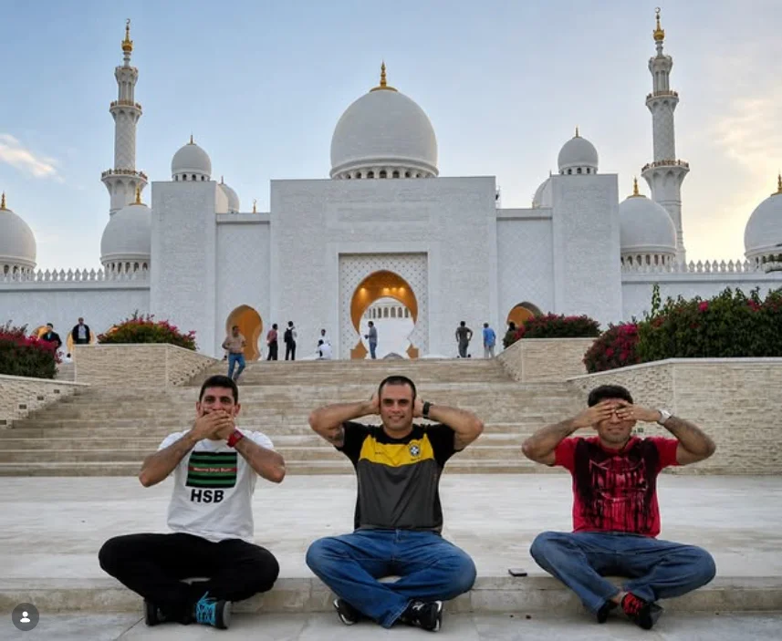 2013 – Sheikh Zayed Grand Mosque, Abu Dhabi 🇦🇪

Uma lembrança inesquecível ao lado de três dos maiores árbitros do mundo: Luciano Mendes, Muzio De Angelis e Álvaro Bobadilla, reunidos em Abu Dhabi para atuar no World Pro, um dos eventos mais importantes do jiu-jítsu mundial.

Muito mais do que uma foto, esse registro representa anos de dedicação, credibilidade e respeito conquistados dentro do esporte. Ter sido escolhido para arbitrar um evento dessa magnitude foi uma honra e um reconhecimento ao trabalho desenvolvido nos tatames.

Momentos como esse ficam para sempre na memória e reforçam que o esforço, a competência e a paixão pelo jiu-jítsu sempre encontram seu lugar na história.